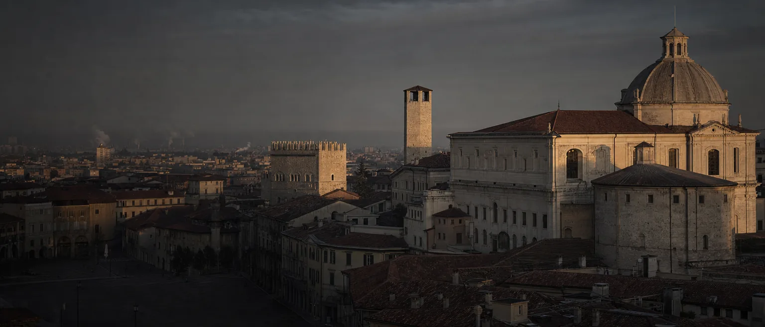 Brescia al crepuscolo, dal Duomo verso la pianura.